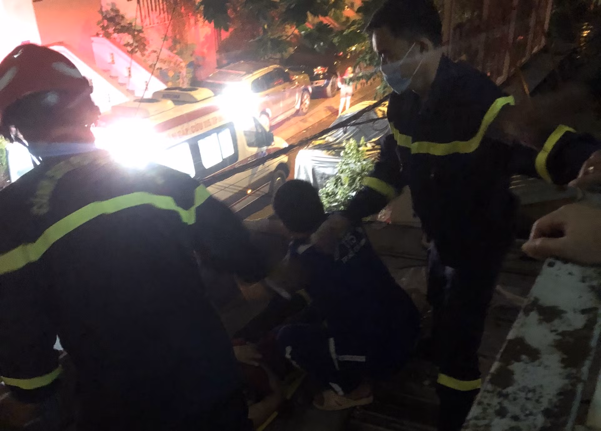 Cứu hộ kịp thời nạn nhân gặp sự cố tại ban công tầng 1 -0