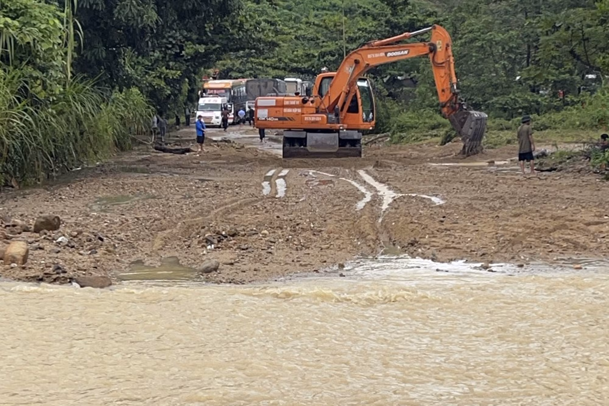 Hàng ngàn ngôi nhà chìm trong biển nước, nhiều tuyến giao thông tê liệt -0