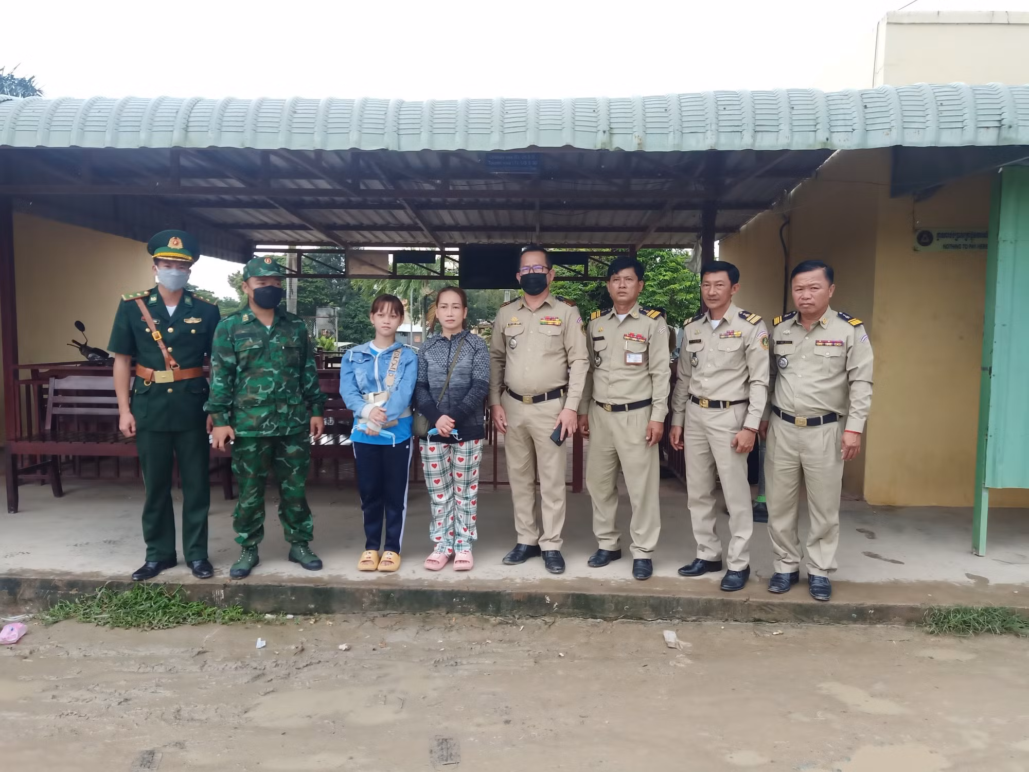 Giải cứu hai mẹ con sập bẫy buôn người -0