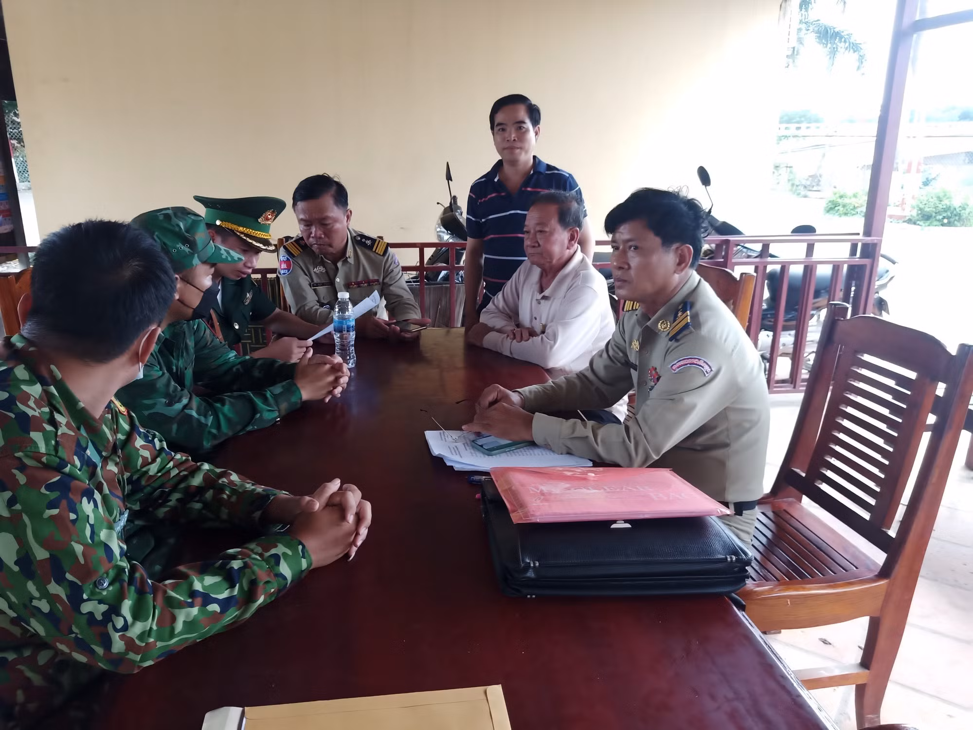 Giải cứu hai mẹ con sập bẫy buôn người -0