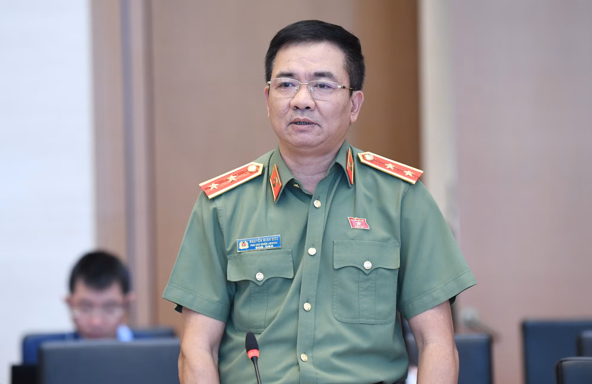 Các đại biểu thảo luận tại phiên họp.