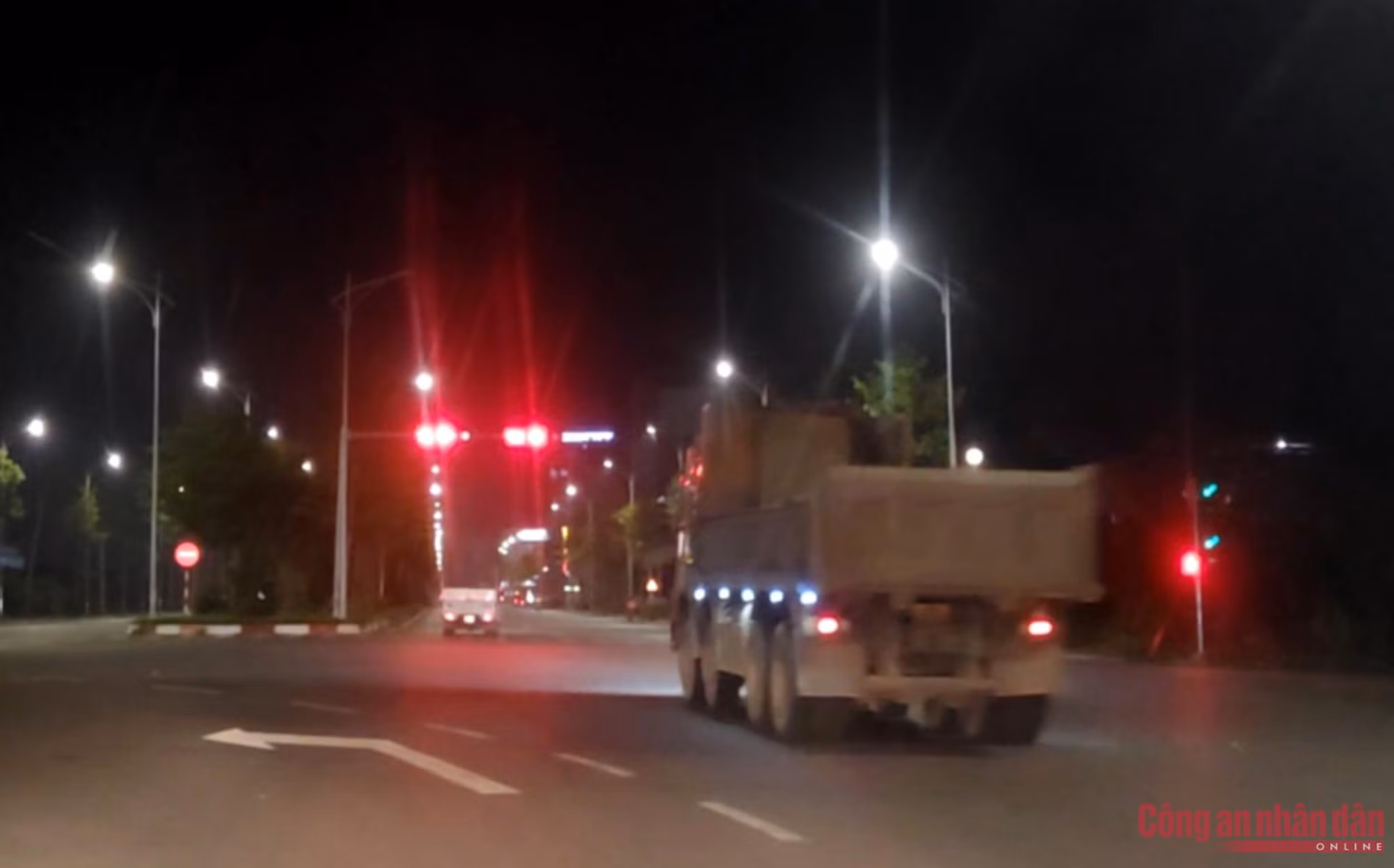 Hãi hùng những “hung thần” không biết dừng đèn đỏ ở Hà Nội -0