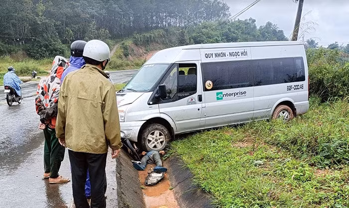 Xe khách va chạm xe máy, 1 người tử vong tại chỗ -0