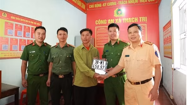 Người dân phấn khởi đăng ký xe tại Công an xã