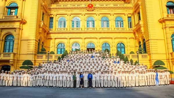 Đoàn đại biểu dự Đại hội Đoàn Thanh niên Bộ Công an báo công dâng Bác