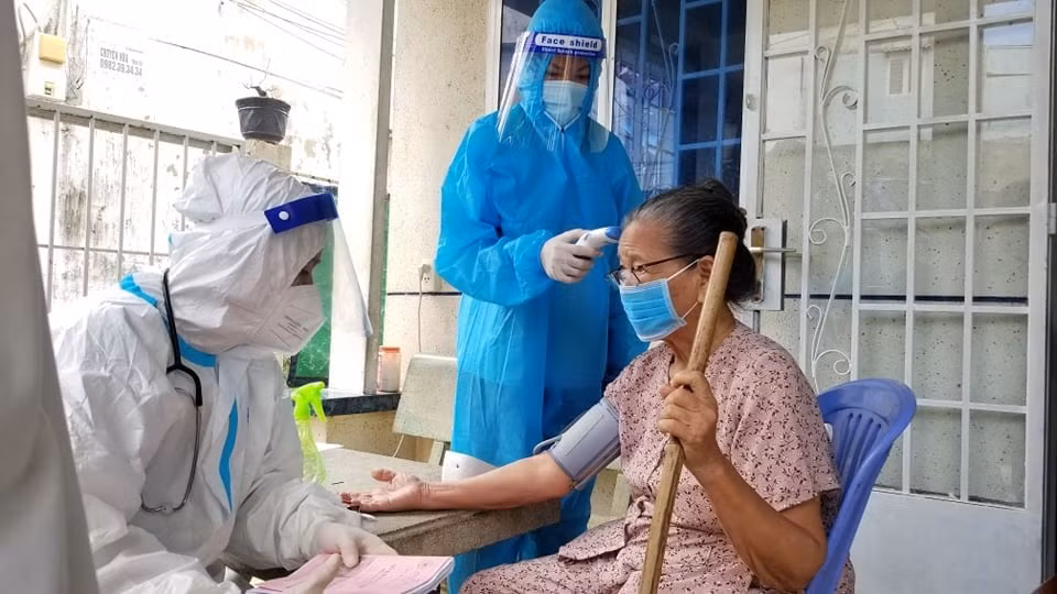 “Đi từng ngõ, gõ từng nhà” tiêm vaccine COVID-19 cho người cao tuổi -0