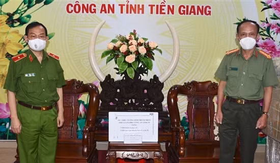 Công an TP Hồ Chí Minh tặng quà hỗ trợ Công an tỉnh Tiền Giang chống dịch COVID-19