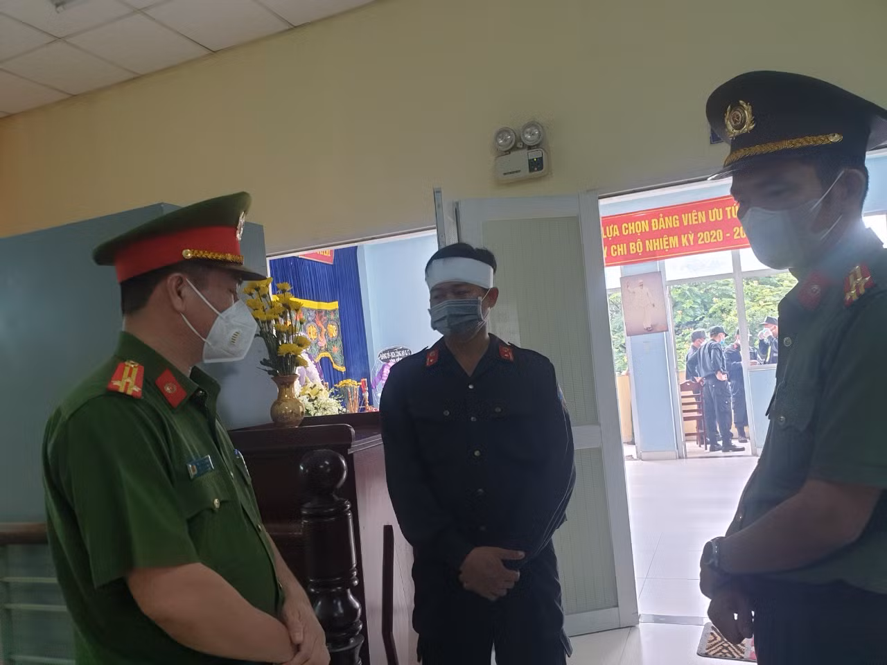 Xúc động hình ảnh chiến sĩ chịu tang mẹ ở nơi làm nhiệm vụ chống dịch -0