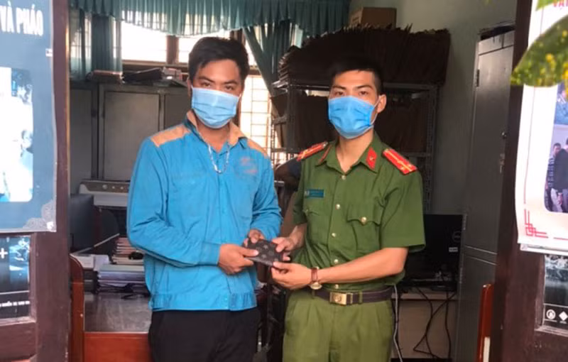 Công an xã giúp người đi lạc trở về nhà -0