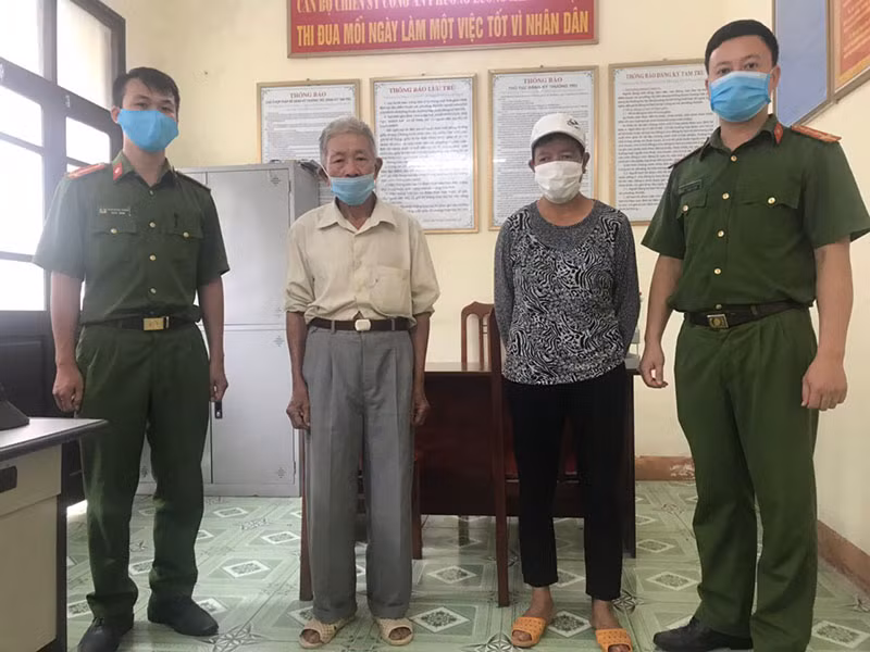 Công an xã giúp người đi lạc trở về nhà -0