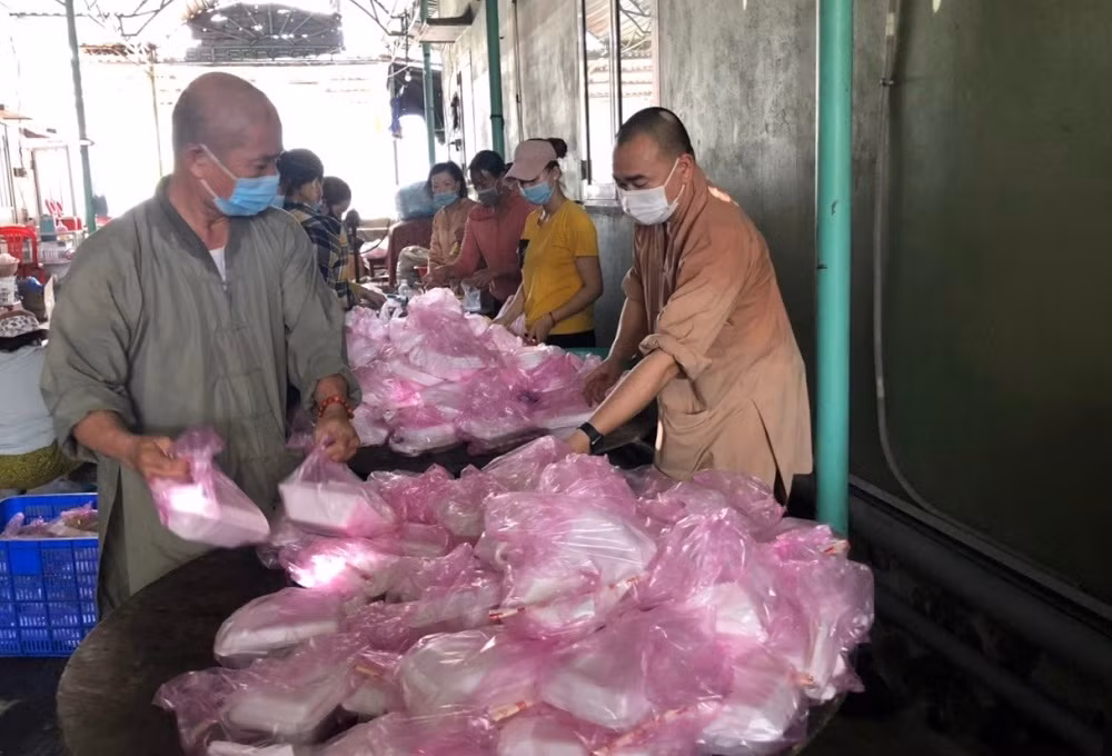 Sư thầy tặng hơn 400 suất cơm mỗi ngày cho lái xe đường dài và lực lượng làm nhiệm vụ -0