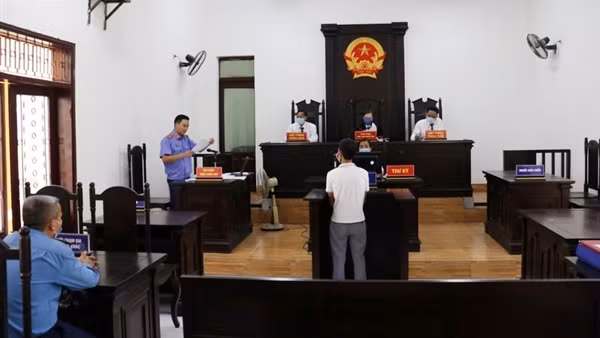 Khởi tố các đối tượng xô xát với nhân viên y tế lấy mẫu xét nghiệm COVID-19 ảnh 2