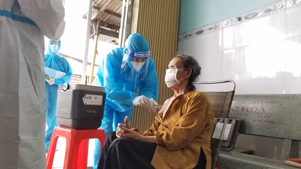 “Đi từng ngõ, gõ từng nhà” tiêm vaccine COVID-19 cho người cao tuổi -0