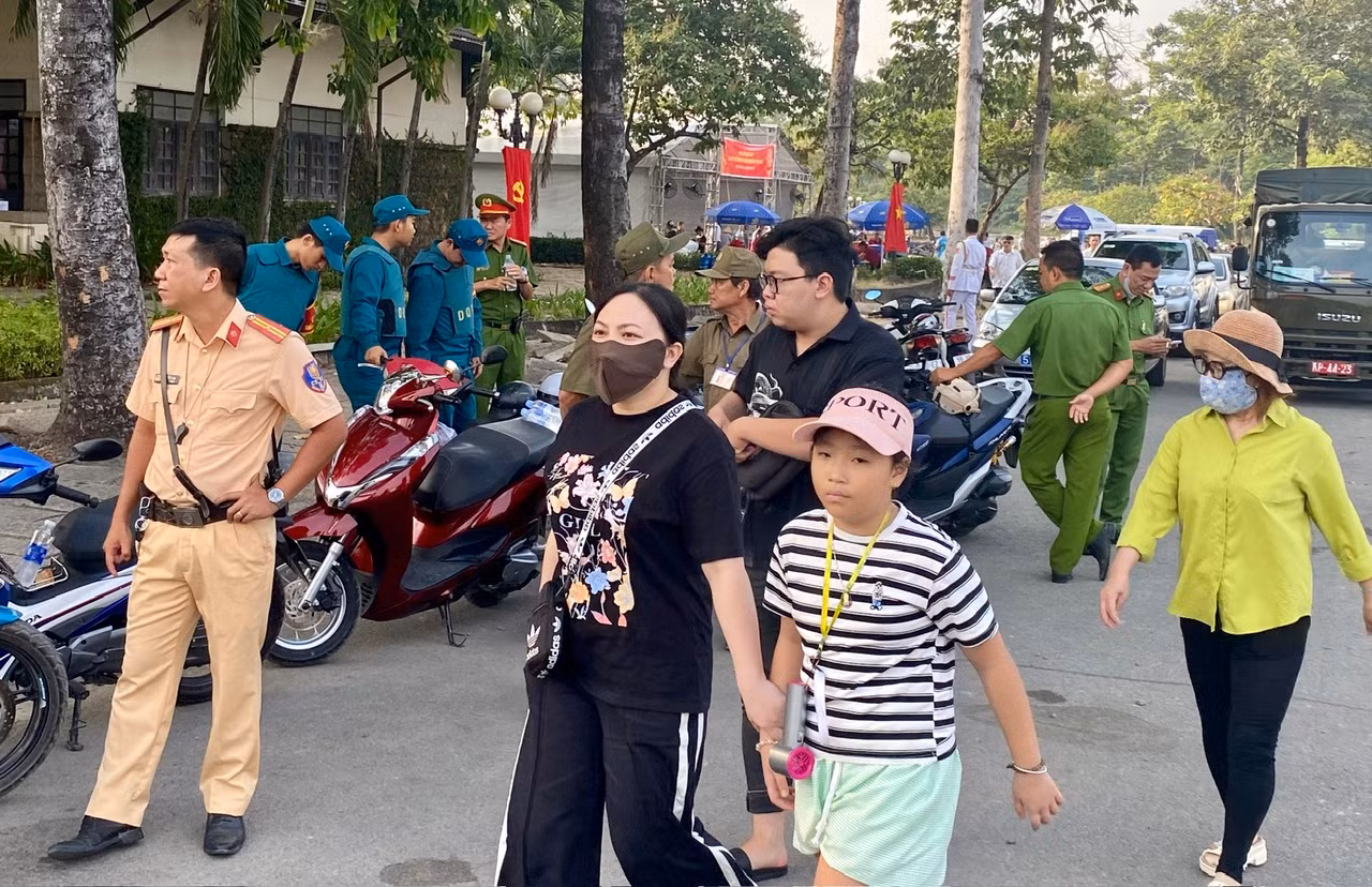 Hàng ngàn người dân thành phố mang tên Bác dự lễ Giỗ tổ Hùng Vương -0