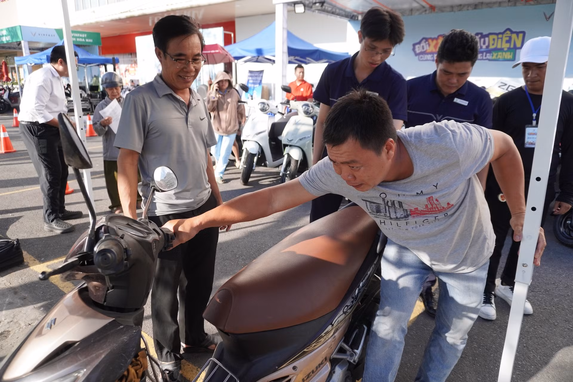 Nhiều người dân miền Tây tranh thủ mua xe nhận ưu đãi tháng 4 trong ngày hội “Đổi xăng lấy điện” -0