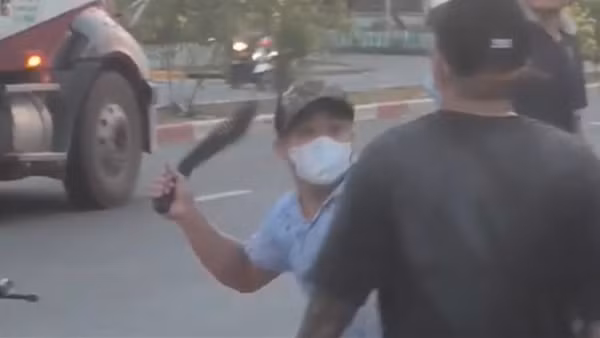 Tạm giữ 4 đối tượng cầm mã tấu hỗn chiến sau mâu thuẫn tại công ty