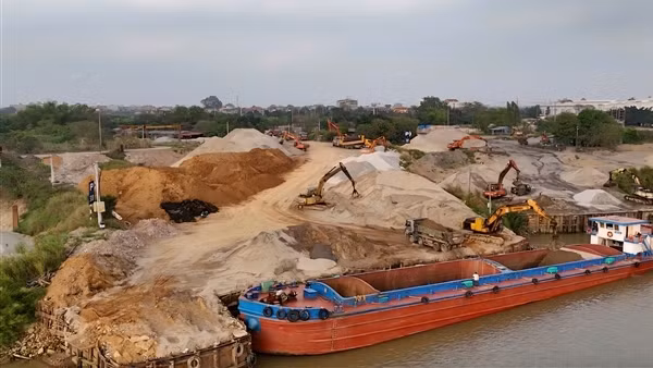 Hà Nội: Cần làm rõ trách nhiệm việc để bến bãi và trạm trộn bê tông hoạt động không phép, lấn sông