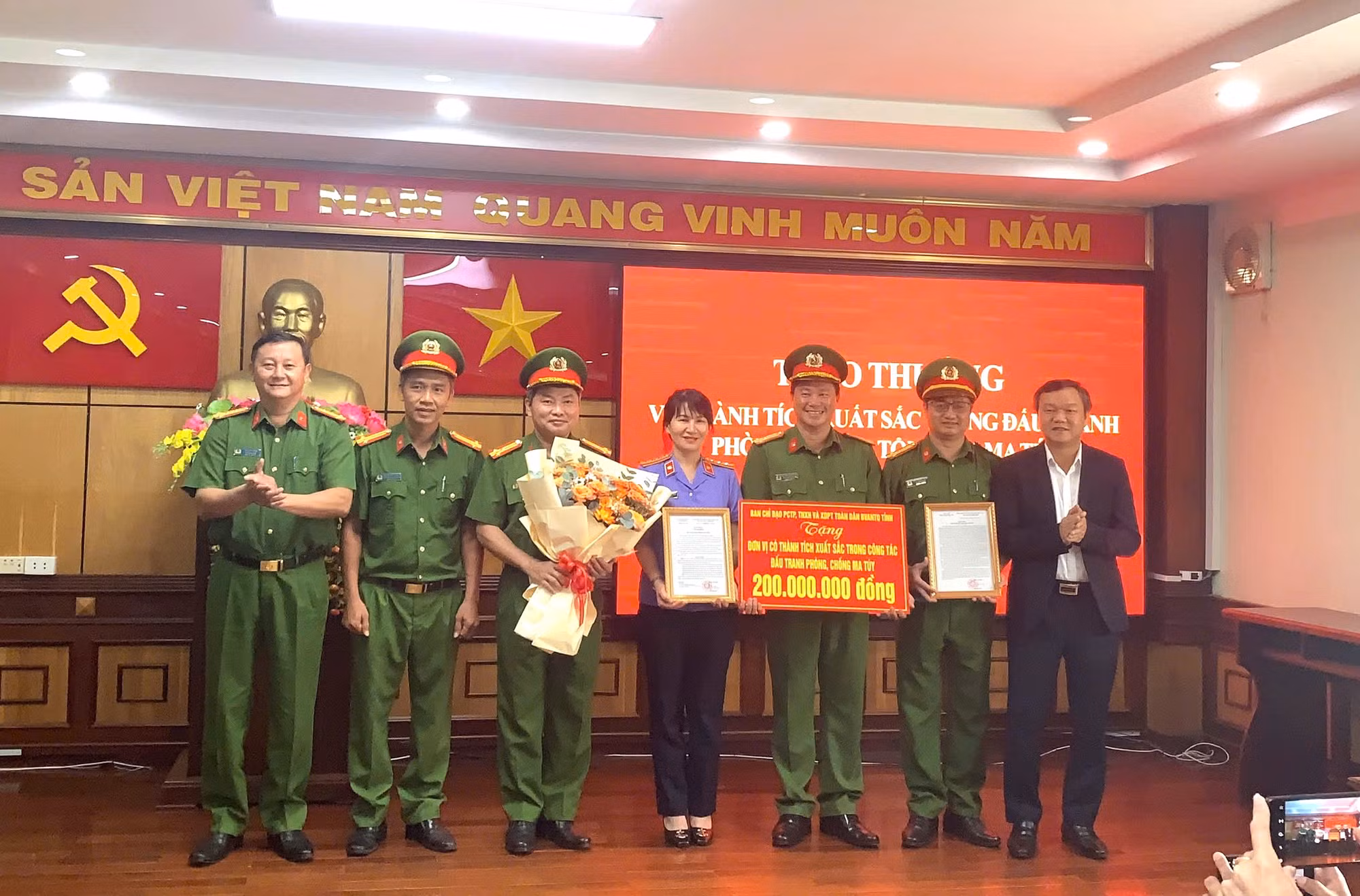 Trao thưởng đột xuất cho các đơn vị triệt phá đường dây buôn bán, vận chuyển hơn 19kg ma tuý -0