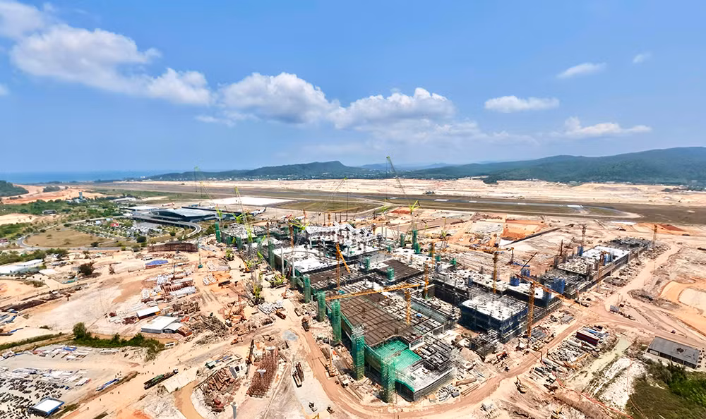 “Đại công trường” APEC tại Phú Quốc: Trung tâm hội nghị lợp mái, sân bay đã xong sân đỗ -0