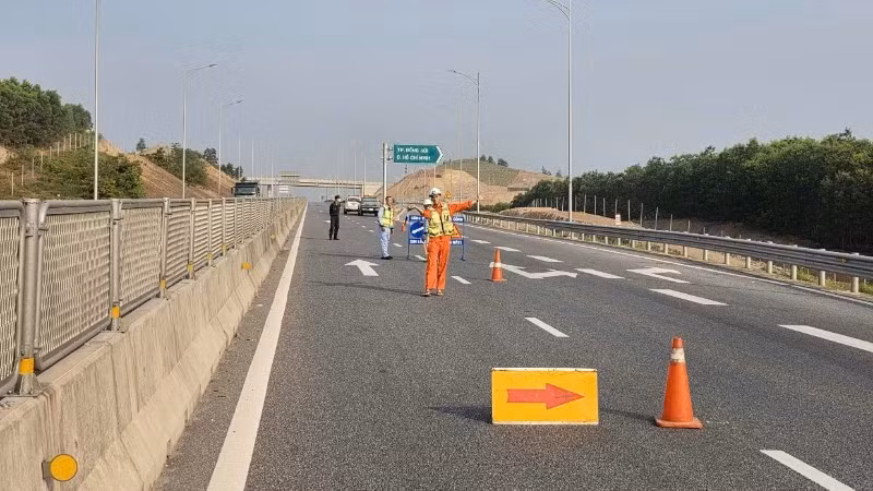 Tạm đóng từng đoạn trên Cao tốc Vũng Áng - Cam Lộ để lắp hệ thống giám sát -0