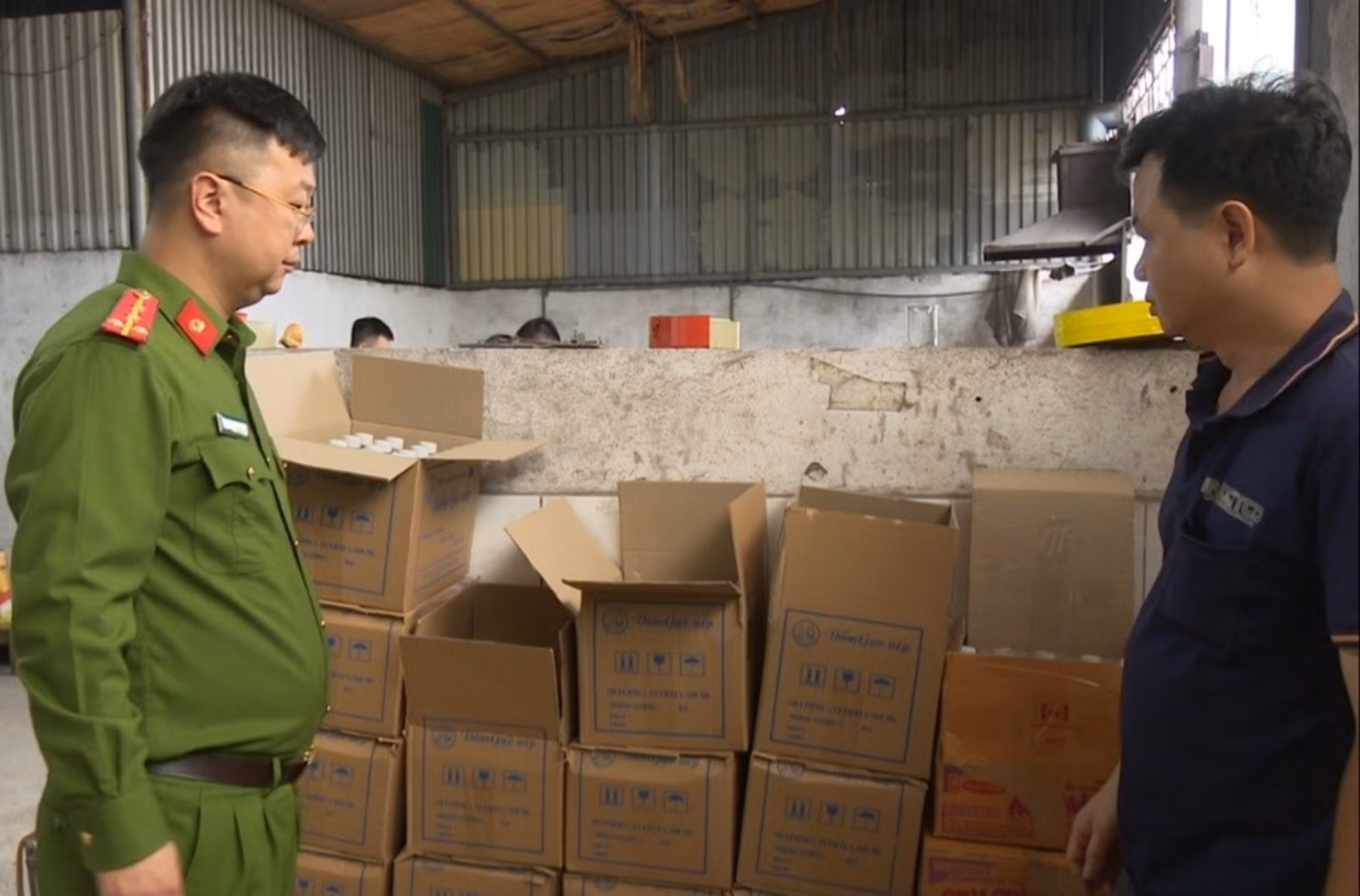 Bắt giữ 2 mẹ con dùng axit làm giả gần 1.000 lít “giấm nếp ủ men từ gạo” -0