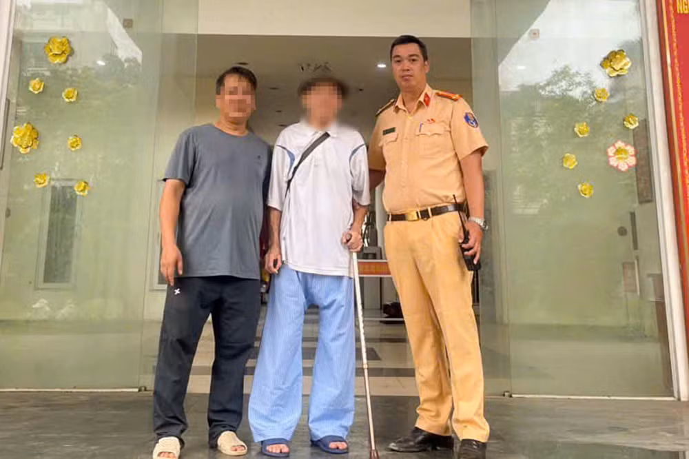 Cựu chiến binh đi lạc, CSGT dùng máy quét nhận diện hỗ trợ về với gia đình -0