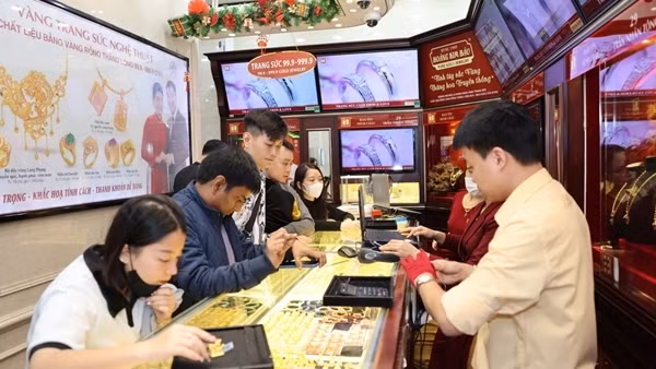 Giá vàng liên tục đảo chiều, Hiệp hội đề xuất cho doanh nghiệp vay vàng trong dân