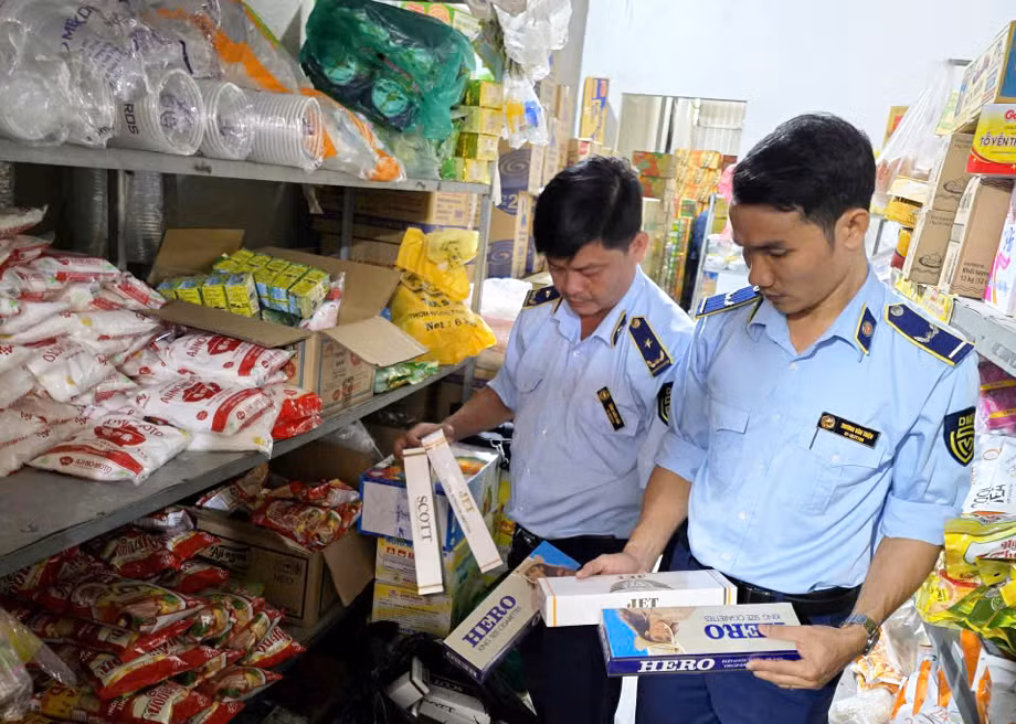 Chấn chỉnh thị trường thuốc lá lậu: Cần siết chặt mắt xích bán lẻ - 0