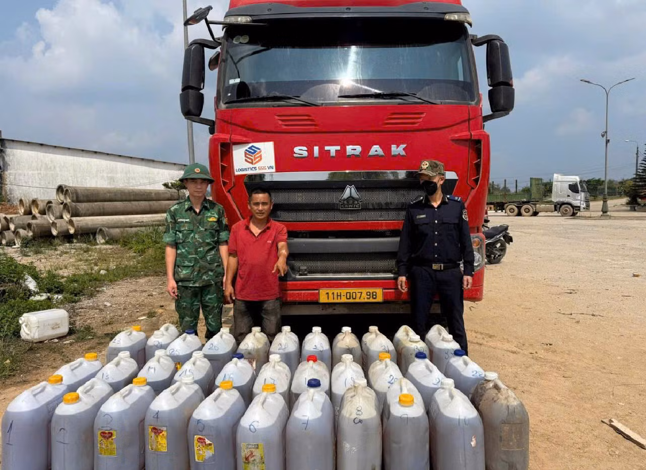 Đà Nẵng: Phát hiện hàng trăm lít dầu diesel giấu tinh vi dưới gầm xe qua cửa khẩu Nam Giang để tiêu thụ -1