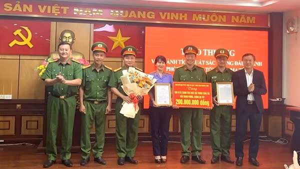 Trao thưởng các đơn vị phá đường dây vận chuyển hơn 19kg ma tuý