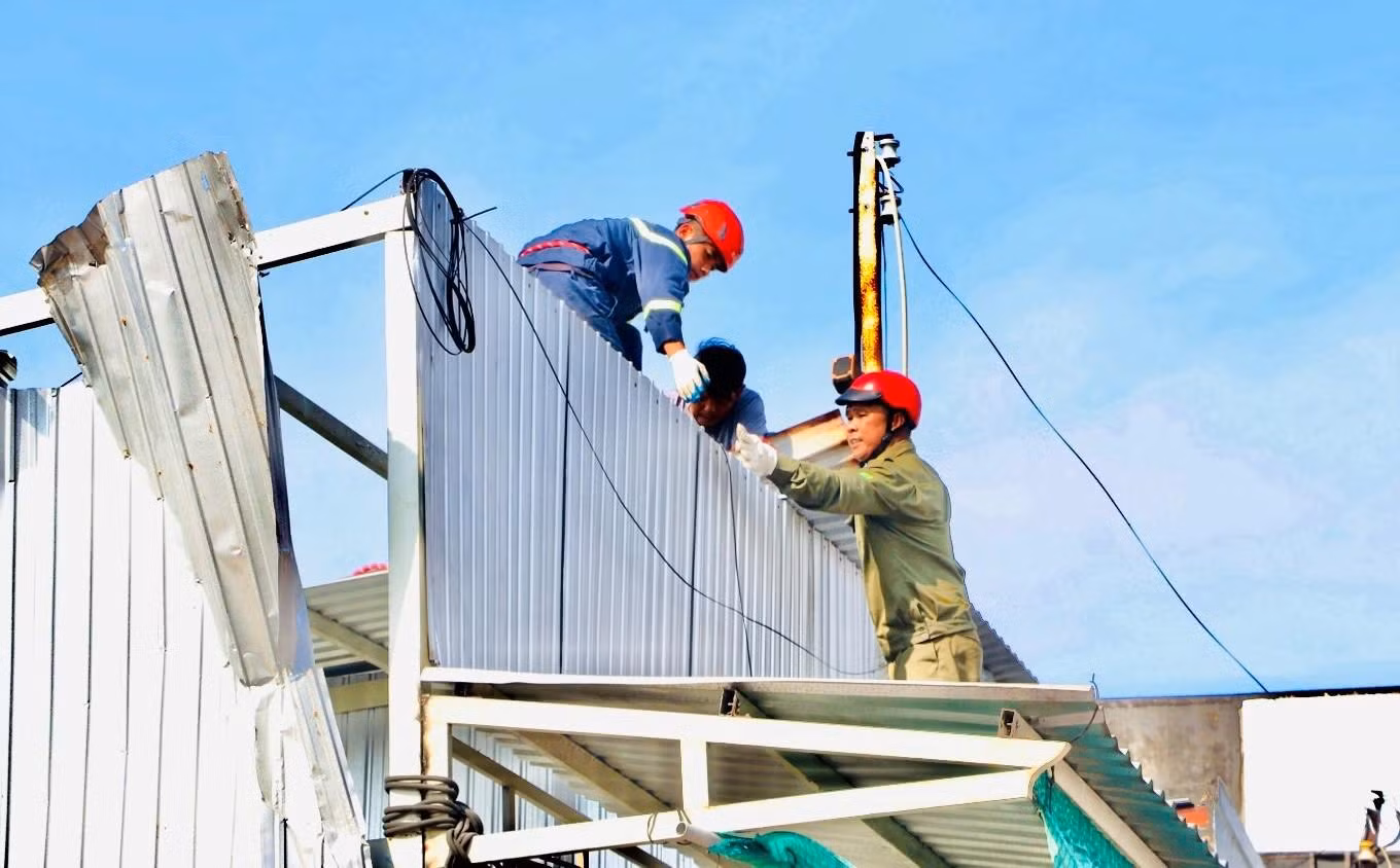 CBCS Công an tỉnh Cà Mau hỗ trợ người dân ảnh hưởng sạt lở -1