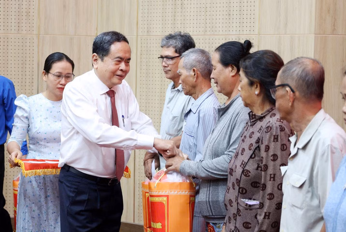 Chủ tịch Quốc hội Trần Thanh Mẫn thăm, tặng quà gia đình chính sách, công nhân, người lao động tỉnh An Giang -1