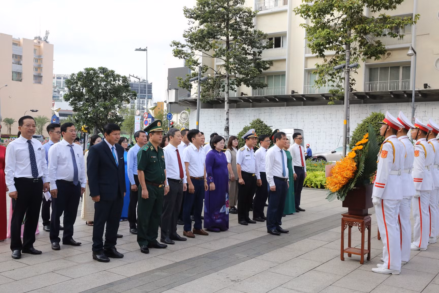 Khai mạc Triển lãm ảnh “Việt Nam - Một dải non sông” và “TP Hồ Chí Minh vang mãi khúc khải hoàn” -0