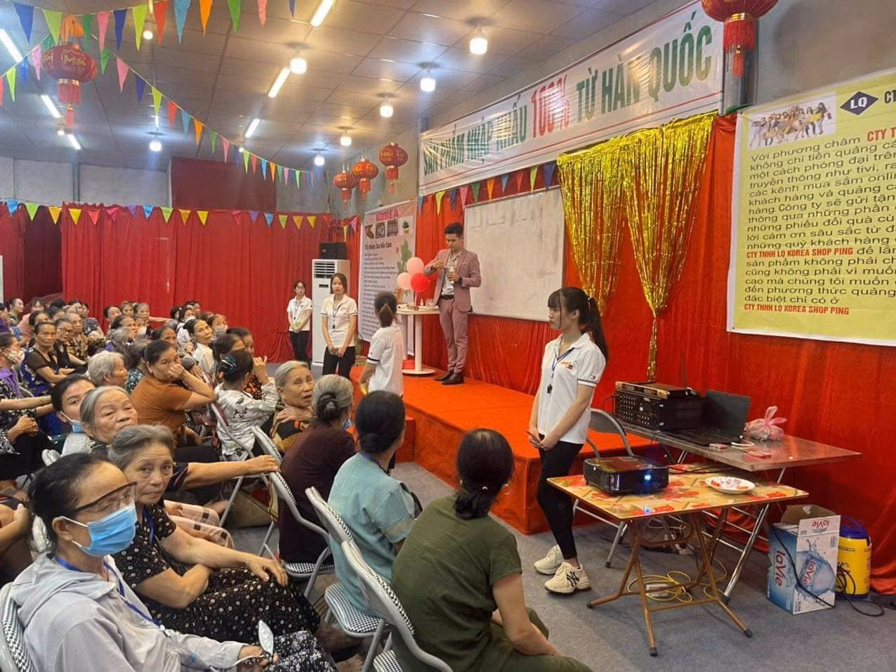 Làng quê dậy sóng vì hội thảo phát quà miễn phí -0