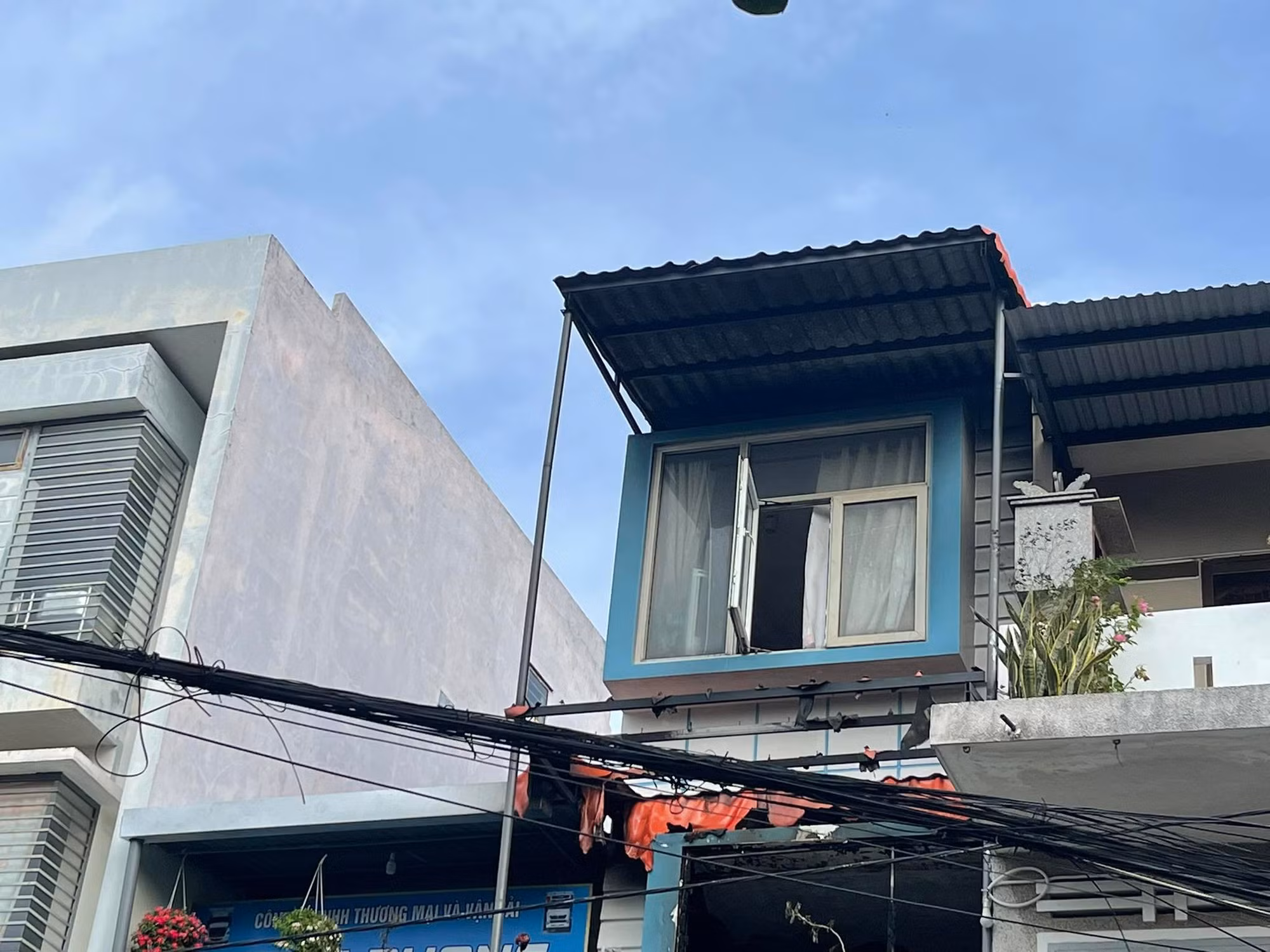 Đà Nẵng: Căn nhà 2 tầng bốc cháy, 3 nạn nhân ngạt khí tử vong -0