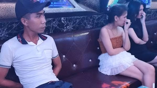 Bắt nhóm nam thanh nữ tú bay lắc trong quán karaoke