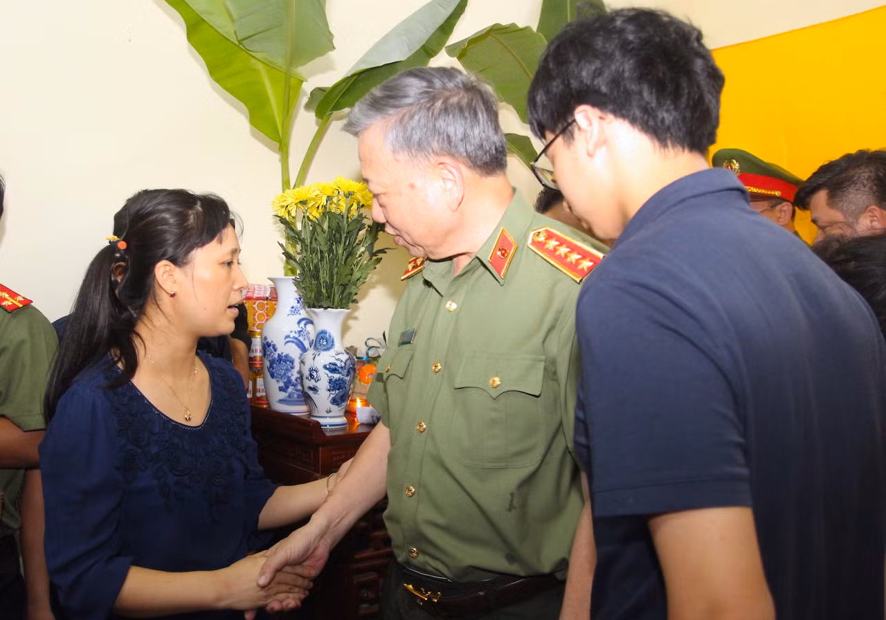 Có thêm ba vì sao trong trái tim đồng bào... -0