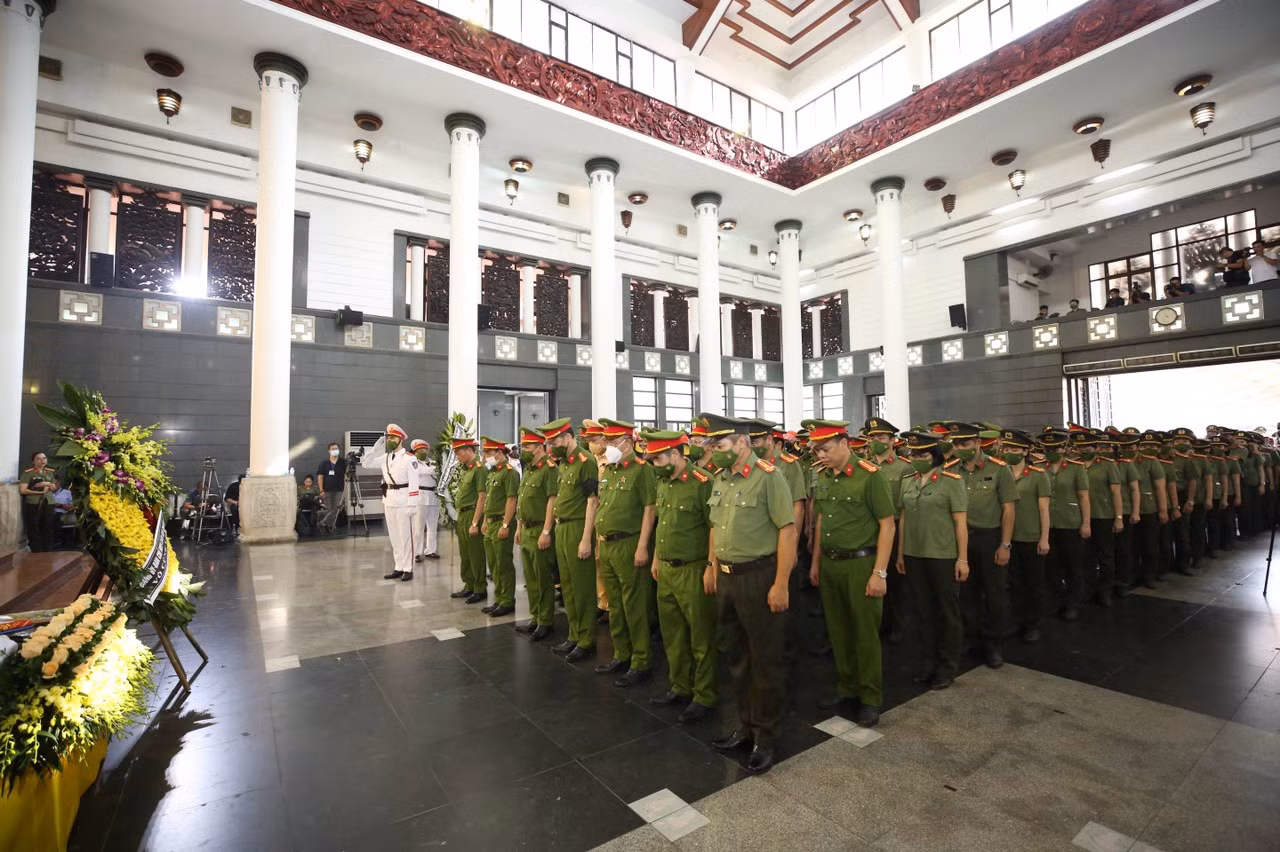Đồng đội luôn ở cạnh, Nhân dân không bao giờ quên các đồng chí -1