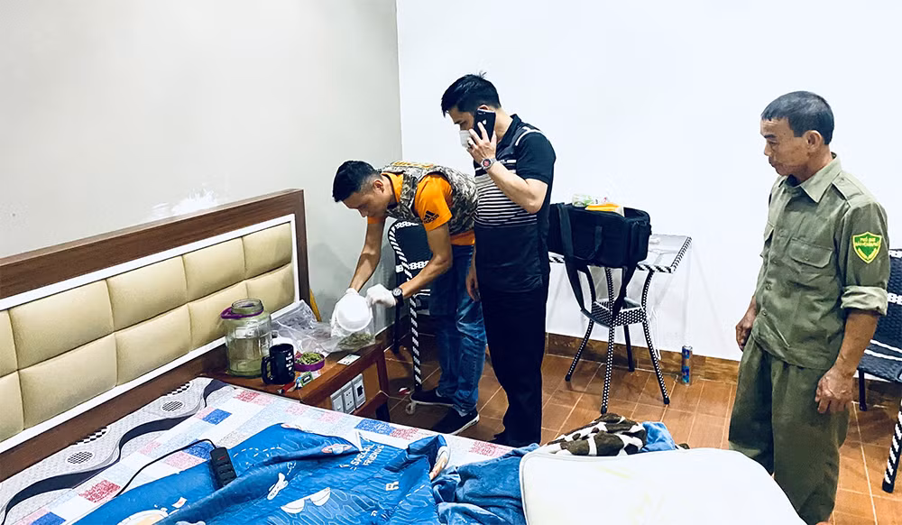 Đi uống cà phê “tranh thủ” rao bán cần sa -1