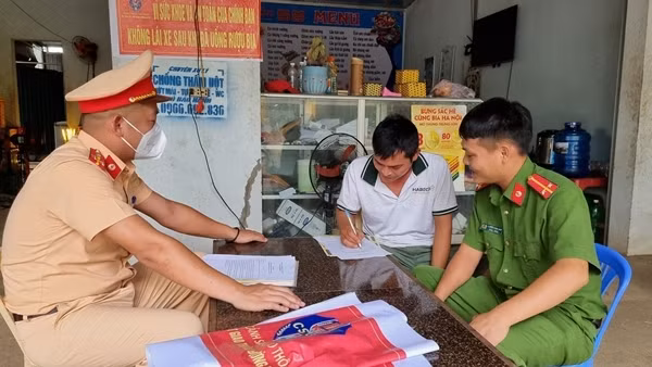 Gõ cửa hàng quán, vận động người đã uống rượu, bia thì không lái xe