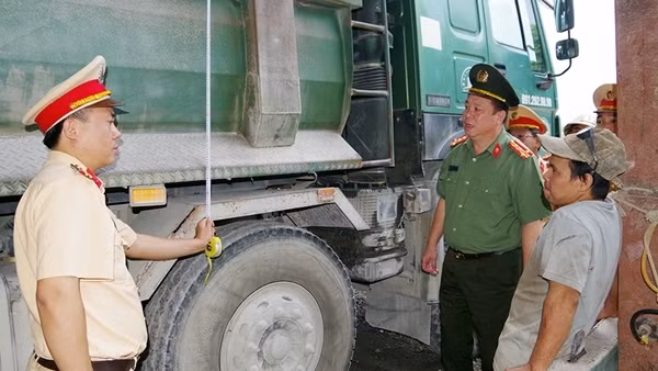 Giám đốc Công an tỉnh trực tiếp kiểm tra việc xử lý xe quá tải