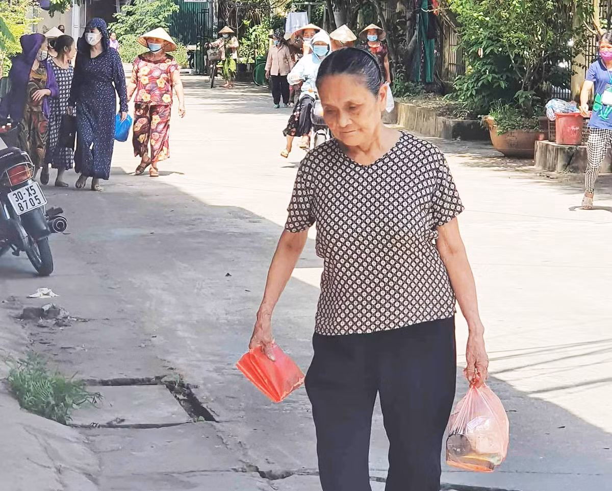 Làng quê dậy sóng vì hội thảo phát quà miễn phí -0