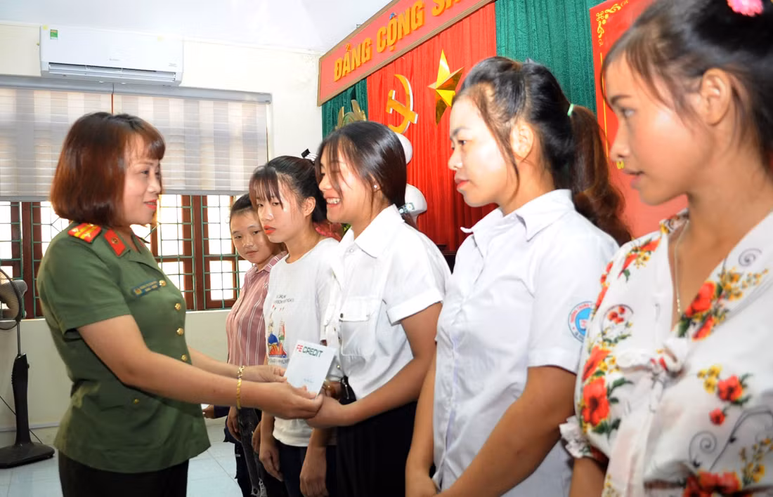 Ngày 9/8, Báo Công an nhân dân, Cục Cảnh sát Hình sự (Bộ Công an) cùng Công ty Tài chính TNHH Ngân hàng Việt Nam Thịnh Vượng SMBC (FE CREDIT) phối hợp với Phòng Cảnh sát Hình sự, Công an tỉnh Cao Bằng tổ chức trao quà, hỗ trợ, giúp đỡ nạn nhân bị mua bán người tái hòa nhập cộng đồng. -1