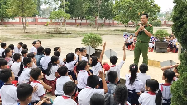 Trưởng Công an xã làm tốt công tác dân vận