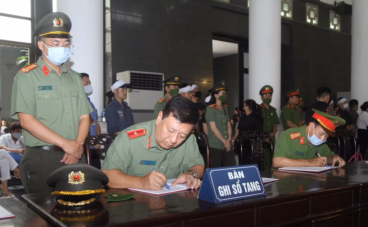 Đồng đội luôn ở cạnh, Nhân dân không bao giờ quên các đồng chí -0