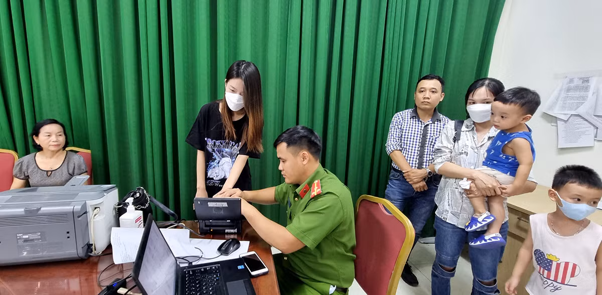 Hà Nội: Dồn lực cấp CCCD gắn chíp cho người dân -0