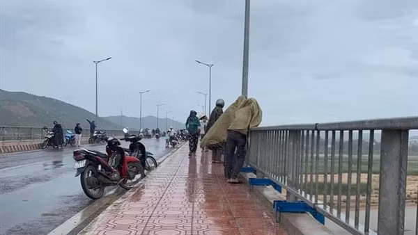 Đang nhậu với bạn, nam thanh niên nhảy cầu tự tử