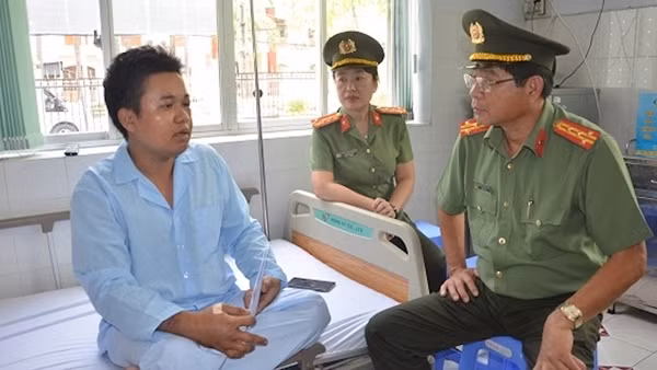 Công an Đồng Tháp thăm cán bộ chiến sĩ bị thương khi làm nhiệm vụ