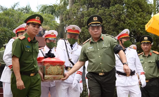 Xúc động tiễn đưa người lính cứu hoả Đặng Anh Quân -0