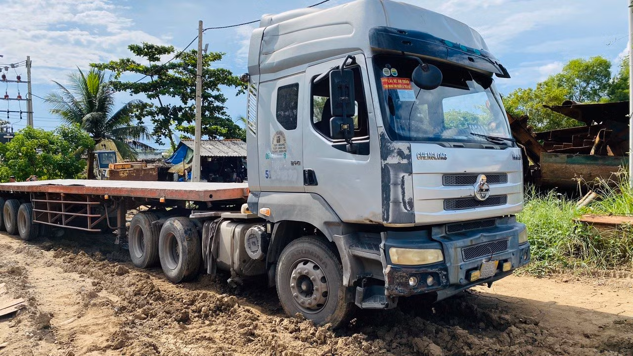 Bắt 4 đối tượng trộm xe đầu kéo container -0